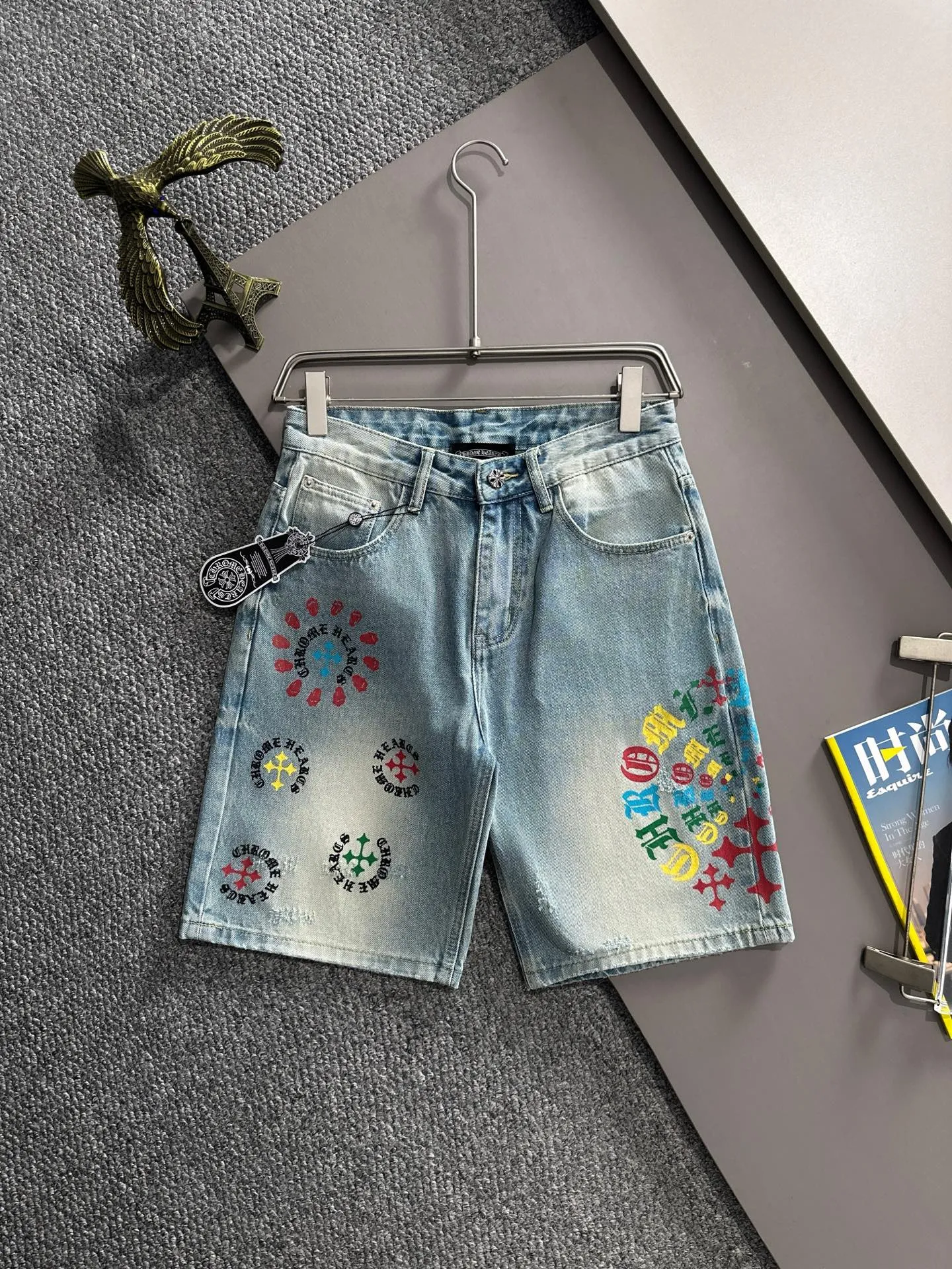 🅿️330 Croxin 2025 summer new jeans denim shorts, imported from Japan Denim plain cotton denim fabric woven and produced, complete with three standards, top stone washing process makes the texture reach the old taste of the 1980s, soft, delicate, comfortable and breathable, the color has a modern and fashionable vicissitudes, the upper body is versatile and fashionable! Light luxury, a must-have item for daily commuting! Code number: 28-40 (please state your height and weight when placing an order)